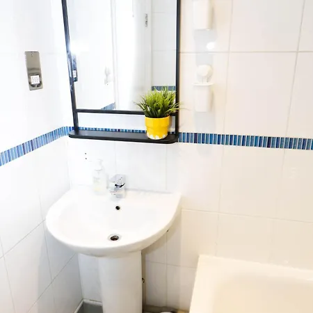 New Luxury Apartments In Central Location Next To Shops, Cafes, Bars & Metro London Exterior photo