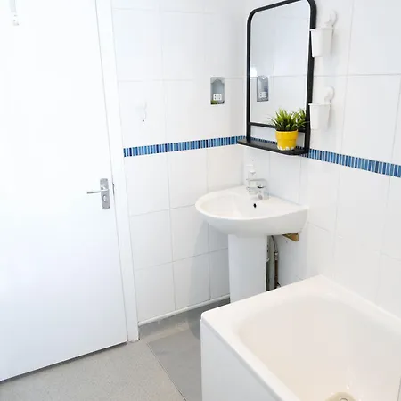 New Luxury Apartments In Central Location Next To Shops, Cafes, Bars & Metro London Exterior photo
