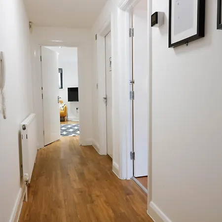New Luxury Apartments In Central Location Next To Shops, Cafes, Bars & Metro London Exterior photo