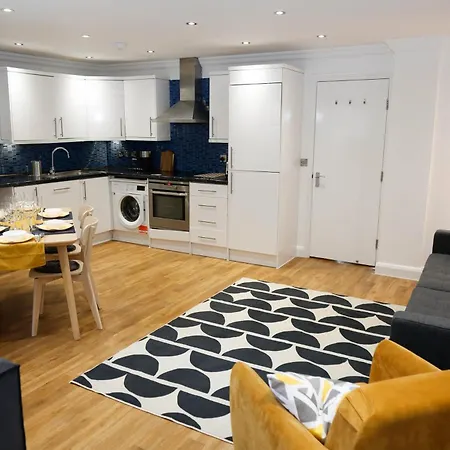 New Luxury Apartments In Central Location Next To Shops, Cafes, Bars & Metro London Exterior photo