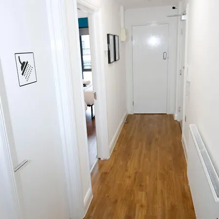 New Luxury Apartments In Central Location Next To Shops, Cafes, Bars & Metro London Exterior photo