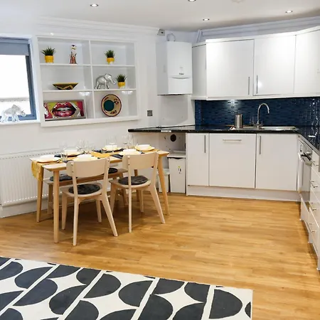 New Luxury Apartments In Central Location Next To Shops, Cafes, Bars & Metro London Exterior photo