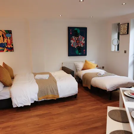 New Luxury Apartments In Central Location Next To Shops, Cafes, Bars & Metro London Exterior photo
