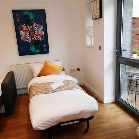New Luxury Apartments In Central Location Next To Shops, Cafes, Bars & Metro London Exterior photo