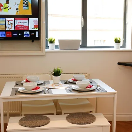 New Luxury Apartments In Central Location Next To Shops, Cafes, Bars & Metro London Exterior photo