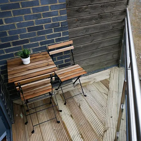 New Luxury Apartments In Central Location Next To Shops, Cafes, Bars & Metro London Exterior photo