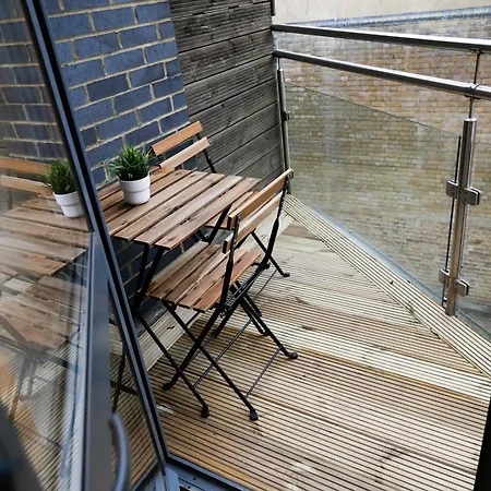 New Luxury Apartments In Central Location Next To Shops, Cafes, Bars & Metro London Exterior photo
