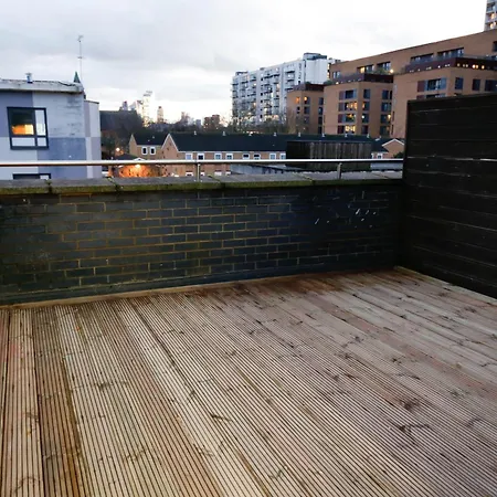 New Luxury Apartments In Central Location Next To Shops, Cafes, Bars & Metro London Exterior photo