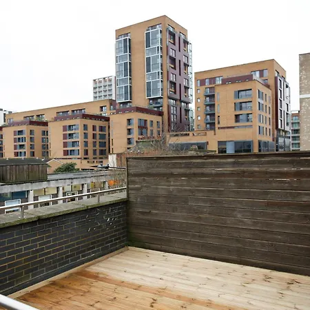 New Luxury Apartments In Central Location Next To Shops, Cafes, Bars & Metro London Exterior photo