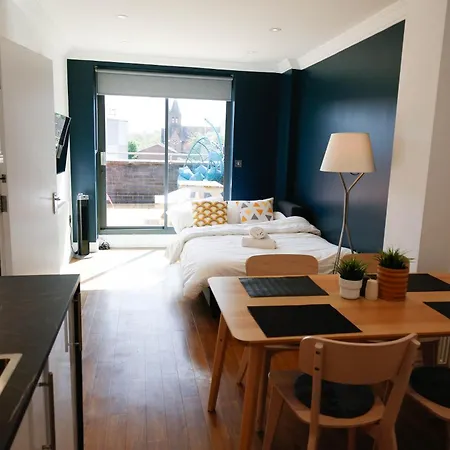 New Luxury Apartments In Central Location Next To Shops, Cafes, Bars & Metro London Exterior photo