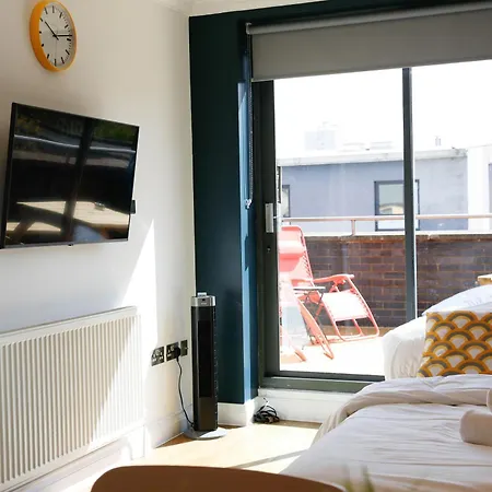 New Luxury Apartments In Central Location Next To Shops, Cafes, Bars & Metro London Exterior photo