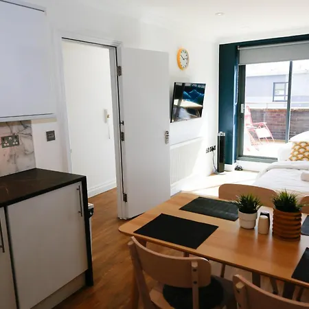 New Luxury Apartments In Central Location Next To Shops, Cafes, Bars & Metro London Exterior photo