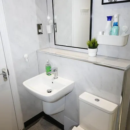 New Luxury Apartments In Central Location Next To Shops, Cafes, Bars & Metro London Exterior photo