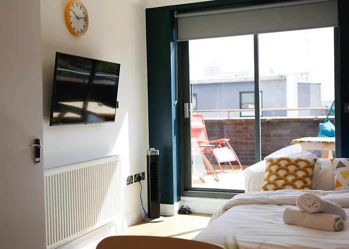 New Luxury Apartments In Central Location Next To Shops, Cafes, Bars & Metro
