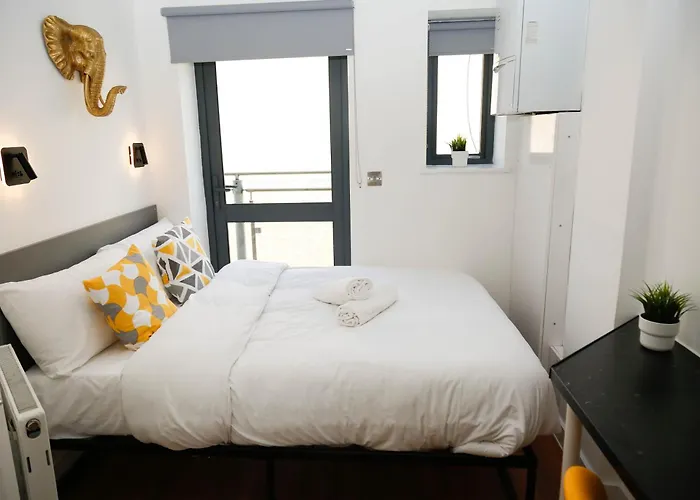 New Luxury Apartments In Central Location Next To Shops, Cafes, Bars & Metro