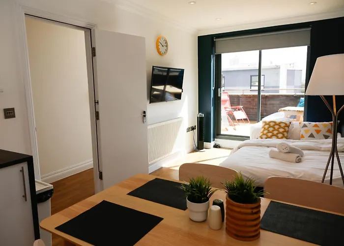 New Luxury Apartments In Central Location Next To Shops, Cafes, Bars & Metro
